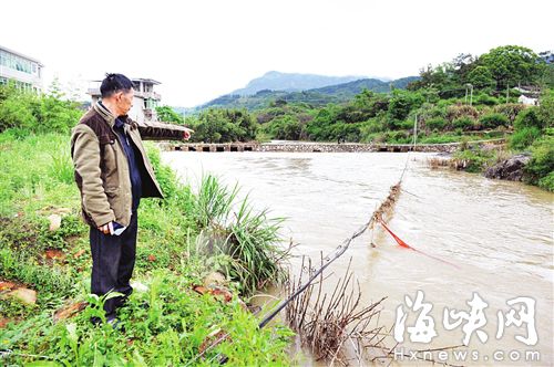 夫妻俩从桥上坠河，丈夫被冲走百米后，抓住这条电缆，死里逃生